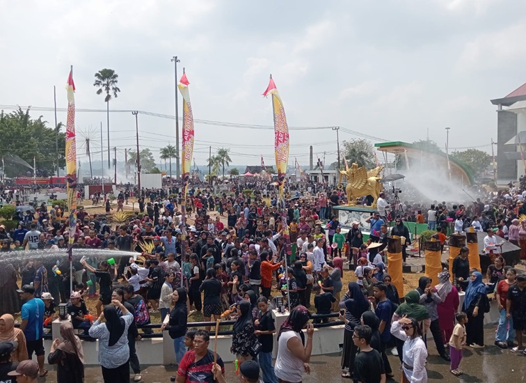 Suasana Belimbur di depan Keraton Kesultanan Kutai Kartanegara Ing Martadipura. (M. As'ari/Lingkar Kaltim)