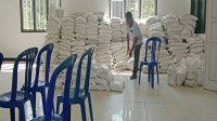 Kegiatan Pembagian Beras Bulog Kepada Masyarakat Kelurahan Melayu, Tenggarong (Dok. Kelurahan Melayu)
