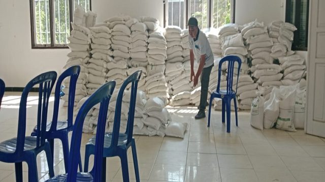 Kegiatan Pembagian Beras Bulog Kepada Masyarakat Kelurahan Melayu, Tenggarong (Dok. Kelurahan Melayu)