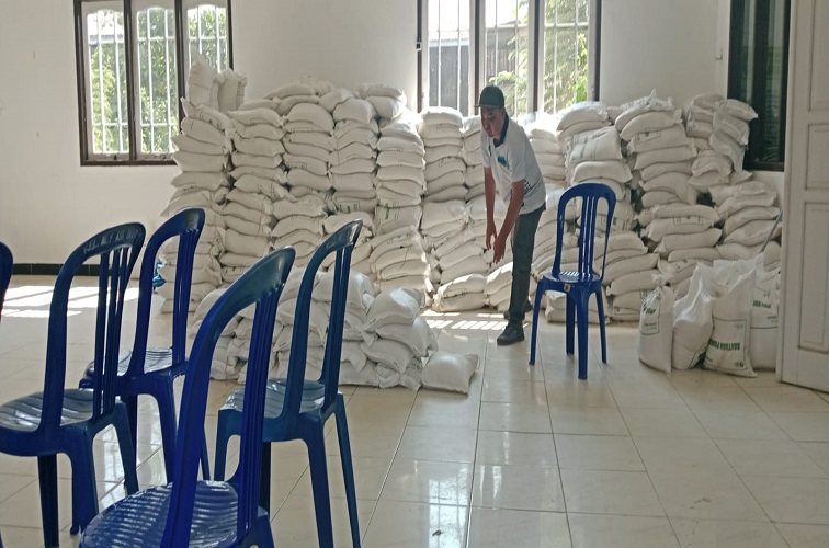 Kegiatan Pembagian Beras Bulog Kepada Masyarakat Kelurahan Melayu, Tenggarong (Dok. Kelurahan Melayu)