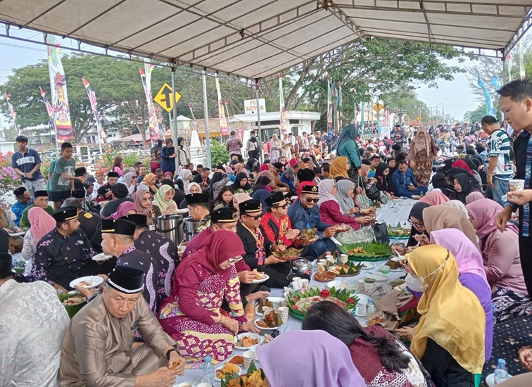 Suasana pelaksanaan Beseprah dalam rangkaian Erau Adat Kutai 2026. (M. As'ari/Lingkarkaltim)