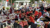 Kegiatan beserpah atau makan sambil bersila yang dilaksanakan sebagai rangkain dari kegiaran Erau. Nampak foto Erau tahun 2025 lalu.(Dok.Wahyudi)