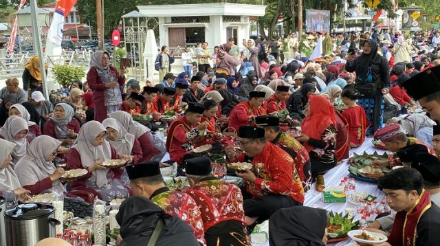 Kegiatan beserpah atau makan sambil bersila yang dilaksanakan sebagai rangkain dari kegiaran Erau. Nampak foto Erau tahun 2025 lalu.(Dok.Wahyudi)
