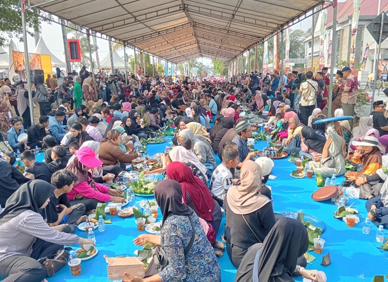 Pelaksanaan budaya Beseprah Erau Adat Kutai 2026 di depan Musium Mulawarman Tenggarong pada Kamis (24/9/2026). (M. As'ari/Lingkar Kaltim)