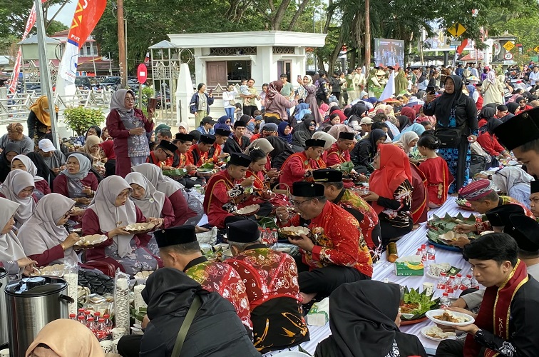 Kegiatan beserpah atau makan sambil bersila yang dilaksanakan sebagai rangkain dari kegiaran Erau. Nampak foto Erau tahun 2025 lalu.(Dok.Wahyudi)
