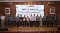 Wakil Menteri Agraria dan Tata Ruang/Wakil Kepala Badan Pertanahan Nasional (Wamen ATR/Waka BPN), Ossy Dermawan, bersama Ketua Komisi II DPR RI, M. Rifqinizamy Karsayuda, menyerahkan sertipikat aset pemerintah daerah (Pemda) dan Badan Usaha Milik Daerah (BUMD) di Kalimantan Selatan (Kalsel), Rabu (02/09/2026). (Dok. KementerianATRBPN)