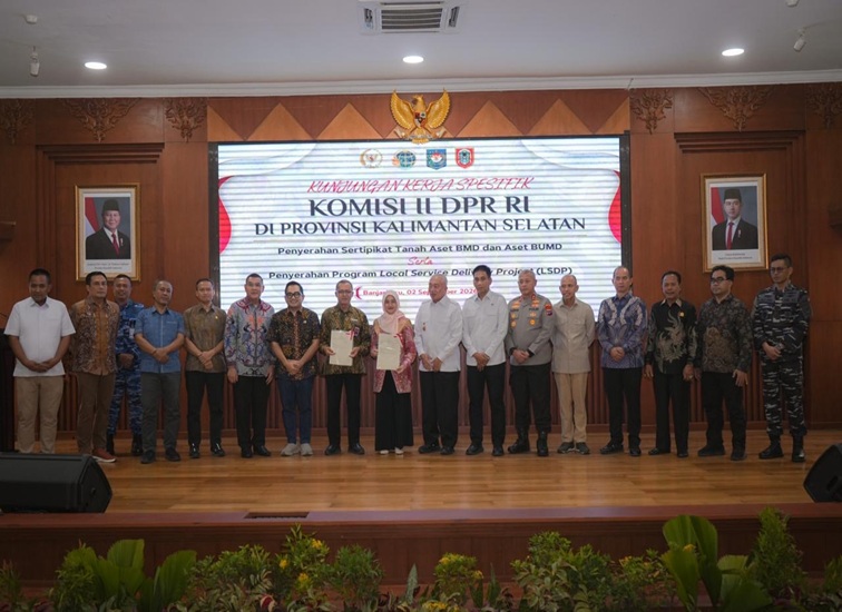 Wakil Menteri Agraria dan Tata Ruang/Wakil Kepala Badan Pertanahan Nasional (Wamen ATR/Waka BPN), Ossy Dermawan, bersama Ketua Komisi II DPR RI, M. Rifqinizamy Karsayuda, menyerahkan sertipikat aset pemerintah daerah (Pemda) dan Badan Usaha Milik Daerah (BUMD) di Kalimantan Selatan (Kalsel), Rabu (02/09/2026). (Dok. KementerianATRBPN)