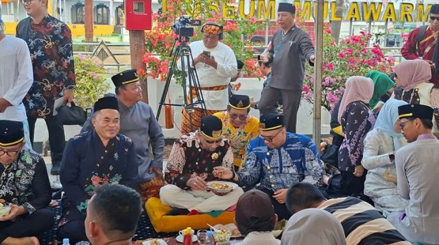 Beseprah di Jalan Diponegoro, Depan Museum Mulawarman, Tenggarong, Kamis (24/9/26). (Dilla/lingkarkaltim)