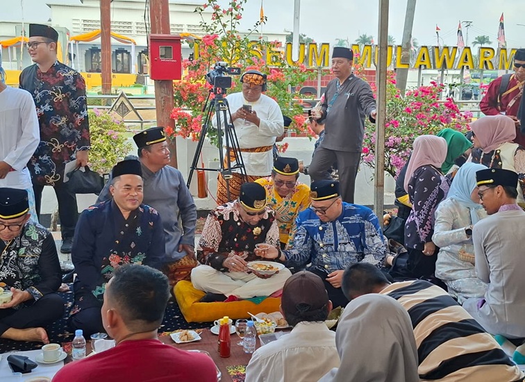 Beseprah di Jalan Diponegoro, Depan Museum Mulawarman, Tenggarong, Kamis (24/9/26). (Dilla/lingkarkaltim)
