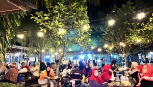 Suasana Wisata Bukit Mahoni Bangun Rejo yang ramai oleh pengunjung. (Pokdarwis Mentari Desa Bangun Rejo)