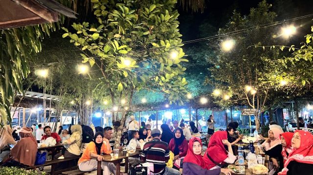 Suasana Wisata Bukit Mahoni Bangun Rejo yang ramai oleh pengunjung. (Pokdarwis Mentari Desa Bangun Rejo)