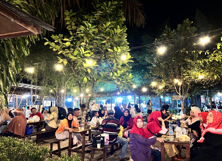 Suasana Wisata Bukit Mahoni Bangun Rejo yang ramai oleh pengunjung. (Pokdarwis Mentari Desa Bangun Rejo)