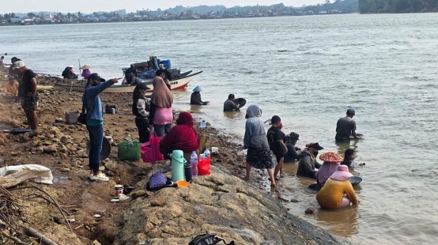 Warga Saat Mendulang Emas di Desa Embalut, Kecamatan Tenggarong Seberang (Dok. Pemdes Embalut)