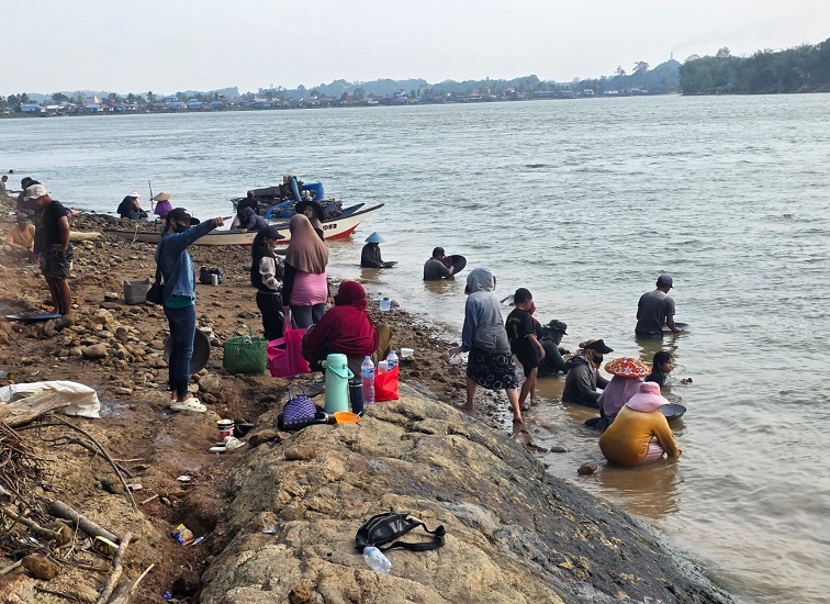 Warga Saat Mendulang Emas di Desa Embalut, Kecamatan Tenggarong Seberang (Dok. Pemdes Embalut)
