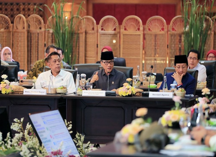 Menteri Desa dan Pembangunan Daerah Tertinggal (Mendes PDT) Yandri Susanto (tengah).  (dok. Kemendes PDT)
