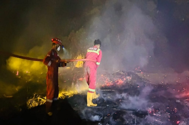 Petugas Damkar Kukar yang berjibaku dengan karhutla di Sanga-Sanga. (Disdamkarmatan Kukar)
