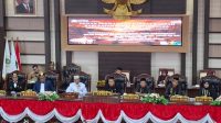 Rapat Paripurna DPRD Kukar dalam Rangka Memperingati HUT Ke-244 Kota Tenggarong dengan Tema "Raja Menjamu Rakyatnya" Bertempat di Ruang Sidang Utama DPR Kukar, Senin (28/9/26). (Dilla/lingkarkaltim)