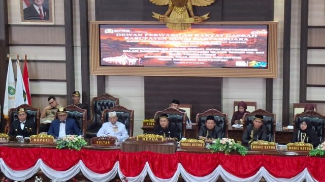 Rapat Paripurna DPRD Kukar dalam Rangka Memperingati HUT Ke-244 Kota Tenggarong dengan Tema "Raja Menjamu Rakyatnya" Bertempat di Ruang Sidang Utama DPR Kukar, Senin (28/9/26). (Dilla/lingkarkaltim)
