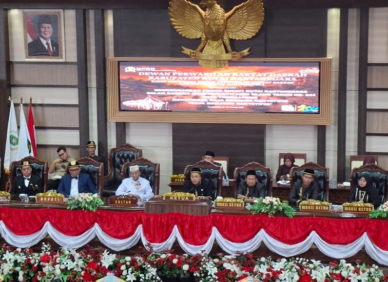 Rapat Paripurna DPRD Kukar dalam Rangka Memperingati HUT Ke-244 Kota Tenggarong dengan Tema "Raja Menjamu Rakyatnya" Bertempat di Ruang Sidang Utama DPR Kukar, Senin (28/9/26). (Dilla/lingkarkaltim)