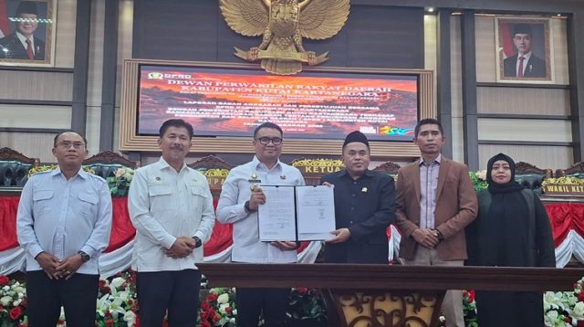 Paripurna Persetujuan Raperda APBD-P Kukar 2026, Ruang sidang utama DPR, Rabu (30/9/26). (Dilla/Lingkarkaltim)