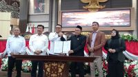 Bupati Kukar dr. Aulia Rahman Basri bersama Ketua DPRD Ahmad Yani saat serah terima dokumen   Raperda menjadi Perda APBD Perubahan 2026. (M. As'ari/Lingkarkaltim)