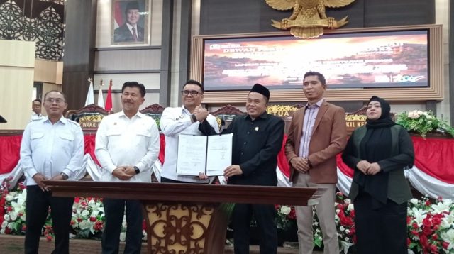 Bupati Kukar dr. Aulia Rahman Basri bersama Ketua DPRD Ahmad Yani saat serah terima dokumen   Raperda menjadi Perda APBD Perubahan 2026. (M. As'ari/Lingkarkaltim)