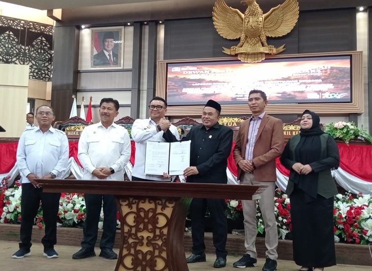Bupati Kukar dr. Aulia Rahman Basri bersama Ketua DPRD Ahmad Yani saat serah terima dokumen   Raperda menjadi Perda APBD Perubahan 2026. (M. As'ari/Lingkarkaltim)