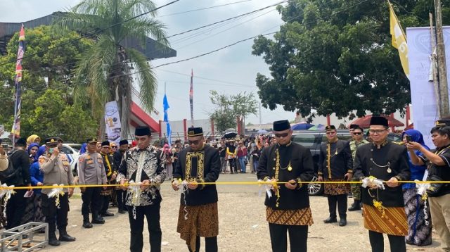 Bupati Aulia Rahman Basri saat meresmikan Expo Erau 2026 di lapangan parkir Stadion Rondong D emang Tenggarong, Minggu 20 Spetember 2026.(Foto:Ahmad)