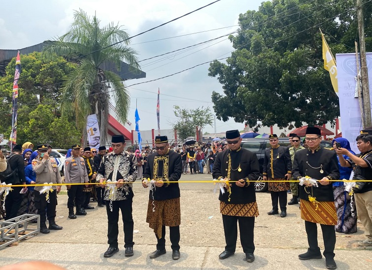 Bupati Aulia Rahman Basri saat meresmikan Expo Erau 2026 di lapangan parkir Stadion Rondong D emang Tenggarong, Minggu 20 Spetember 2026.(Foto:Ahmad)