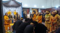 Suasana Merebahkan Tiang Ayu di Keraton Museum Mulawarman, Senin (28/9/26). (Dilla/lingkarkaltim)