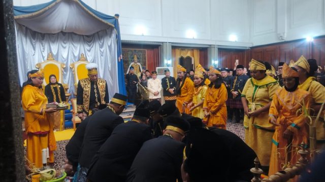 Suasana Merebahkan Tiang Ayu di Keraton Museum Mulawarman, Senin (28/9/26). (Dilla/lingkarkaltim)