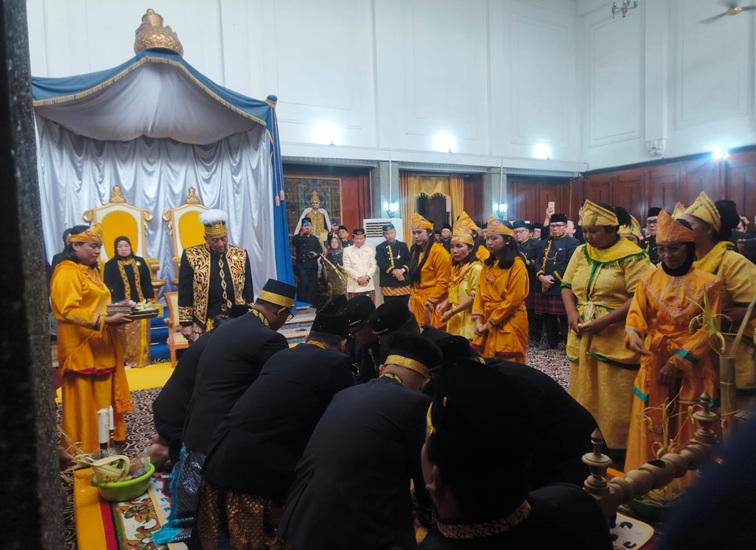 Suasana Merebahkan Tiang Ayu di Keraton Museum Mulawarman, Senin (28/9/26). (Dilla/lingkarkaltim)