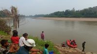 Proses pencarian korban yang tenggelam di Sungai Belayan.(Foto:Polsek Tabang)