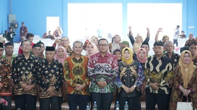Wagub Seno Aji foto bersama dengan pengurus PGM Wonogiri Samarinda saat Milad ke 35.(Dok.PGM Wonogiri)