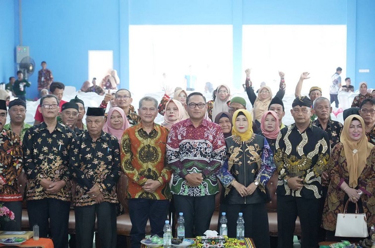 Wagub Seno Aji foto bersama dengan pengurus PGM Wonogiri Samarinda saat Milad ke 35.(Dok.PGM Wonogiri)