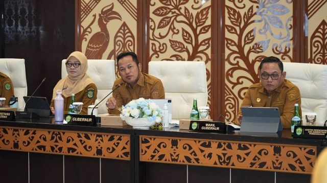Rudy Mas’ud saat memimpin Morning Briefing di Ruang Ruhui Rahayu Kantor Gubernur Kaltim, Senin (21/9/2026).(Dok.Adpim Pemprov Kaltim)