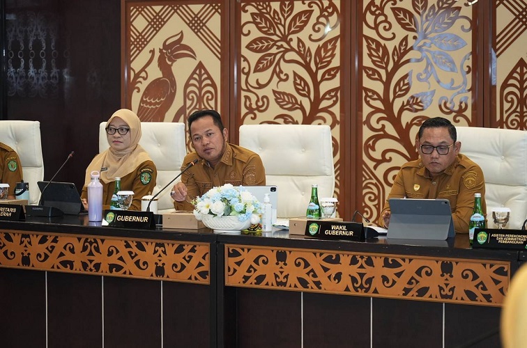 Rudy Mas’ud saat memimpin Morning Briefing di Ruang Ruhui Rahayu Kantor Gubernur Kaltim, Senin (21/9/2026).(Dok.Adpim Pemprov Kaltim)