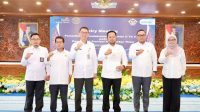 Gubernur Kaltim foto bersama usai Rapat Entry Meeting BPK Perwakilan Kaltim di Ruang Ruhui Rahayu, Kantor Gubernur Kaltim, Rabu (9/9/2026).(Dok.Humas Pemprov Kaltim)