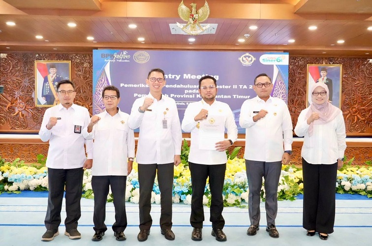 Gubernur Kaltim foto bersama usai Rapat Entry Meeting BPK Perwakilan Kaltim di Ruang Ruhui Rahayu, Kantor Gubernur Kaltim, Rabu (9/9/2026).(Dok.Humas Pemprov Kaltim)