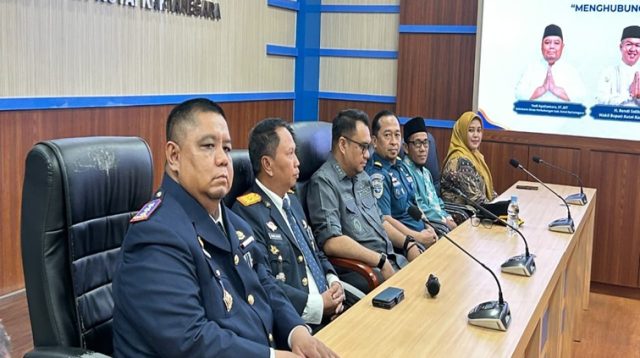 Syukuran dan doa bersama dihadiri Bupati Kukar, Aulia Rahman Basri dalam rangka memperingati Hari Ulang Tahun (HUT) ke-55 Perhubungan. Acara yang berlangsung di Gedung Rapat Dinas Perhubungan (Dishub) Kukar, Kamis (17/9/26). (Dilla/Lingkarkaltim)