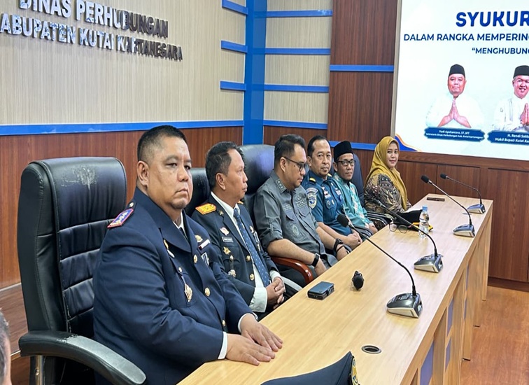 Syukuran dan doa bersama dihadiri Bupati Kukar, Aulia Rahman Basri dalam rangka memperingati Hari Ulang Tahun (HUT) ke-55 Perhubungan. Acara yang berlangsung di Gedung Rapat Dinas Perhubungan (Dishub) Kukar, Kamis (17/9/26). (Dilla/Lingkarkaltim)