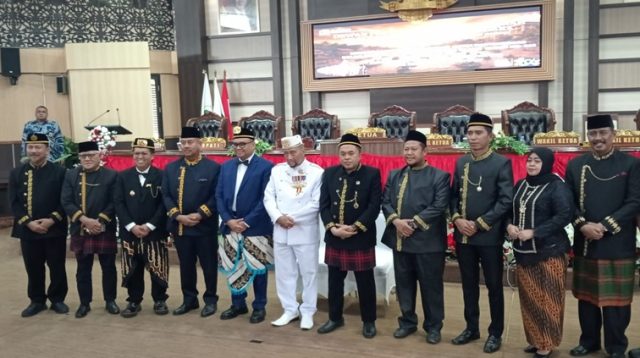 Foto bersama saat HUT Kota Tenggarong ke-244 di Ruang Rapat Paripurna DPRD Kukar. (M. As'ari/Lingkar Kaltim)