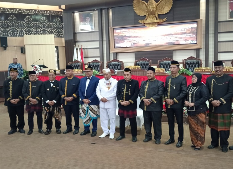 Foto bersama saat HUT Kota Tenggarong ke-244 di Ruang Rapat Paripurna DPRD Kukar. (M. As'ari/Lingkar Kaltim)