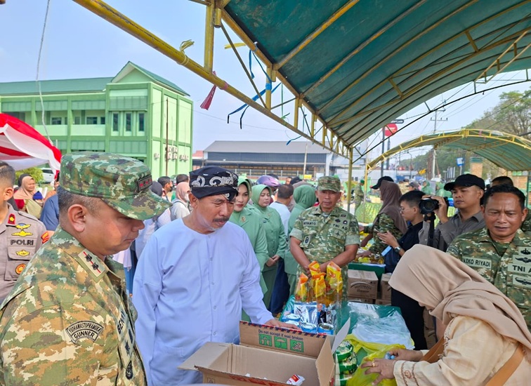 Sekda Kukar Sunggono bersama Dandim Kukar meninjau Bazar Murah, Lapangan Makodim 0906, Selasa (22/9/26). (Dilla/lingkarkaltim)