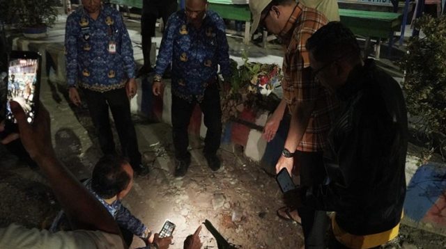 Pemkot Samarinda saat meninjau proyek penataan ulang dan pelebaran kawasan Jalan Tarmidi hingga Sungai Dama pada Kamis malam, (18/9/2026). (Devi/Lingkarkaltim)