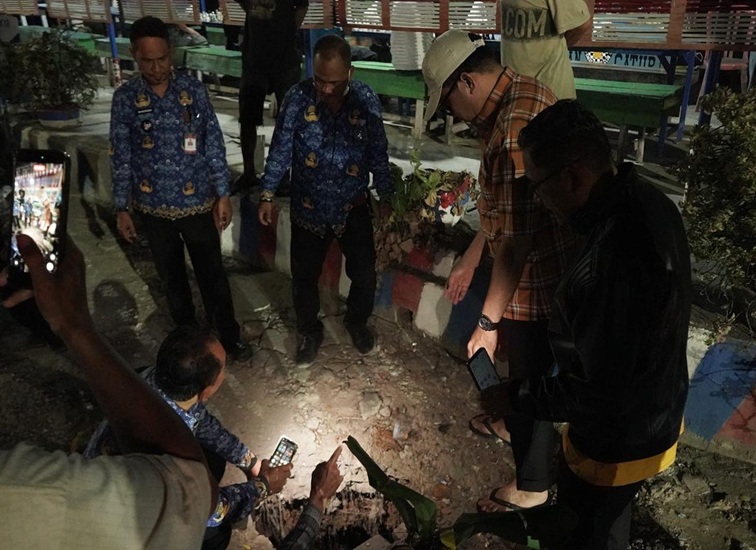Pemkot Samarinda saat meninjau proyek penataan ulang dan pelebaran kawasan Jalan Tarmidi hingga Sungai Dama pada Kamis malam, (18/9/2026). (Devi/Lingkarkaltim)