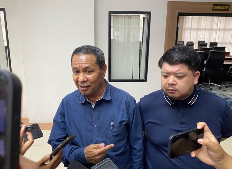 Kuasa Hukum, Jufri Musa (kiri) bersama Denis Wongso (kanan)