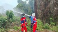 Tim Relawan saat melakukan pemadaman Karhutla di Muara Badak. (Foto: Istimewa)