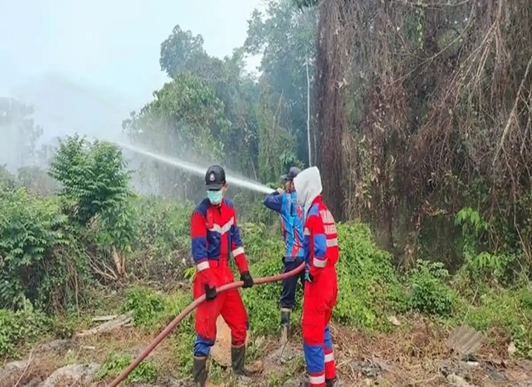 Tim Relawan saat melakukan pemadaman Karhutla di Muara Badak. (Foto: Istimewa)