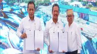 Penandatanganan dokumen Nota Kesepahaman (MoU) antara Menteri Kelautan dan Perikanan Sakti Wahyu Trenggono dengan Menteri Koperasi Ferry Juliantono, serta lahirnya Surat Keputusan Bersama (SKB) Menteri Kelautan dan Perikanan, Menteri Keuangan, Menteri Koperasi, dan Kepala BP BUMN, di KNMP Tongke-Tongke, Kabupaten Sinjai, Sulawesi Selatan, Jumat (25/9/26). (Dok. Kementerian Kelautan dan Perikanan)